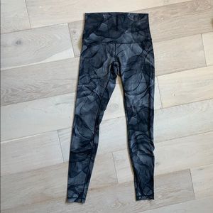 Lululemon black/white/gray tie dye leggings